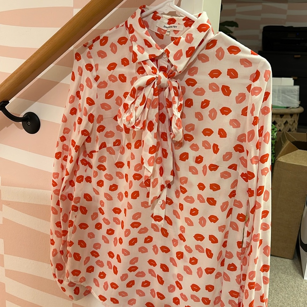 Emerson Fry XXS blouse
With optional tie
Fun smooch design!